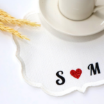 Söz Ve Nişan Için Damat Kahve Peçetesi (Kumaş Kokteyl Peçete) Düz Baskı Baş Harfli Simli Kırmızı Kalp