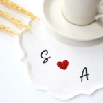 Söz Ve Nişan Için Damat Kahve Peçetesi (Kumaş Kokteyl Peçete) Çapraz Baskı Baş Harfli Simli Kırmızı Kalp