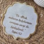 Söz Ve Nişan Için Damat Kahve Peçetesi (Kumaş Kokteyl Peçete) Ve Allah Onların Kalplerinin Arasını Sevgi İle Birleştirdi Enfal/63 - İsimsiz Ürün